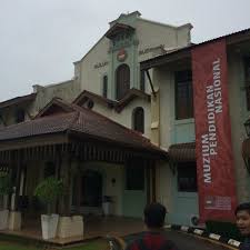 At upsi national education museum in tanjung malim you can learn about the history of malaysia's education system and admire the heritage buildings of upsi national education museum is housed in the historic suluh budiman building on the campus of sultan idris education university (upsi) in. Muzium Pendidikan Nasional Upsi