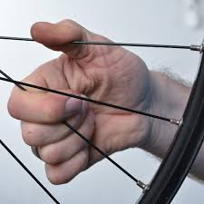 Afin de dévoiler la roue, il faut d'abord savoir à quel niveau elle est voilée. Tuto Devoiler Roue De Velo Alltricks Alltricks