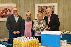 Background in distributed database systems and caching research. Altkreisblitz Cp Pharma Chef Bernd Gessert Spendet Der Burgdorfer Tafel 4 600 Euro