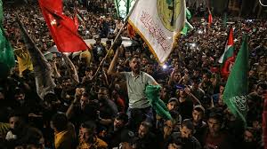 وفجر 21 مايو/أيار الجاري، بدأ سريان وقف إطلاق نار بين فصائل المقاومة الفلسطينية في غزة وإسرائيل، بعد قتال استمر 11 يومًا، وأسفر العدوان الإسرائيلي على الأراضي الفلسطينية إجمالا، عن 288 شهيدا بينهم 69 طفلا و40 امرأة و17 مسنا، بجانب أكثر من 8900 مصاب. Ø§Ù„ØµØ¯Ø± ÙˆØ§Ù„Ù…Ø®Ù„Ø§ÙÙŠ ÙŠÙ‡Ù†Ø¦Ø§Ù† Ø§Ù„ÙÙ„Ø³Ø·ÙŠÙ†ÙŠÙŠÙ† Ø¨Ù€ Ø§Ù†ØªØµØ§Ø± Ø§Ù„Ù…Ù‚Ø§ÙˆÙ…Ø©