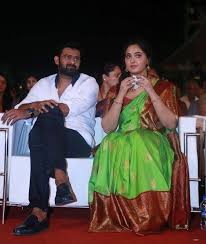 Get celebrity anushka shetty fans uploaded photos, movie stills, anushka shetty photo gallery, pictures, images, movie gallery, anushka shetty albums pics and much more. Anushka Shetty At Baahubali 2 Tamil Audio Launch In Green Saree