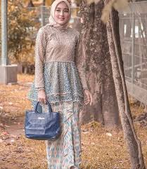 Dan kebaya itu sendiri sudah menjadi pakaian yang umum di negara kamboja, brunei, malaysia dan indonesia tentunya. 40 Model Kebaya Muslim Yang Stylish Dan Trendi Untuk Kondangan Updated 2021 Bukareview