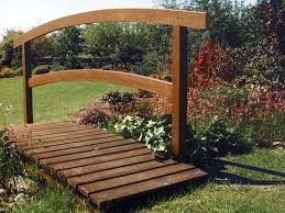 Eine holzbrücke kann in ihrem garten zu einem optischen höhepunkt werden. Holzbrucke Besonders Naturlich Saw Garten Und Landschaftsbau In Sagard