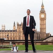 Chandra bahadur dangi's height 5 feet 9 inches & weight 124 lbs (56.2 kg). World S Tallest Man Strikes Up Unlikely Friendship With Smallest Man Despite 7 Foot Height Difference Mirror Online