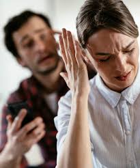 6 Signs Your Relationship Is Slowly Crumbling