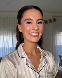 LESS IS MORE 🖤 Diffused skin and softly defined lashline