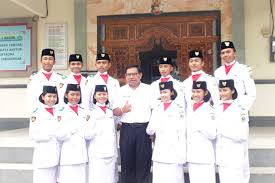 Profil sekolah sebuah film dokumenter yang mengangkat profil sekolah, selain menyajikan informasi lengkap tentang sekolah yang proposal. Sma Negeri 1 Kediri Tabanan Bakta