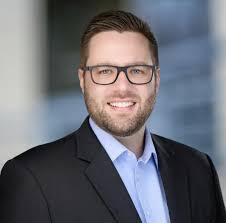 Elliot Dickerson's Instagram, Twitter & Facebook