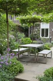 42 Erstaunliche Ideen Mit Naturlichen Pergolen Im Garten Und Wie Man Den Raum Um Die Baume Organisiert In 2020 Mit Bildern Zeitgenossischer Garten Patio Garten