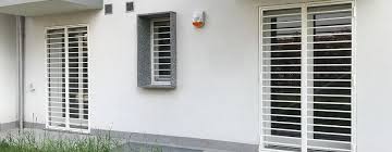 Grata per finestra con spanciamento portavasi. Grate E Inferriate Apribili Con Snodo Per Finestre E Porte In Ferro E Acciaio Di Produzione Metalfabbro A Milano Como Monza Brianza Varese Bergamo Lombardia