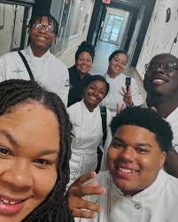 Mimi Bates's Instagram, Twitter & Facebook