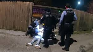 L'auteur des coups de feu a pris la fuite et est activement recherché. Choc Aux Etats Unis Apres La Diffusion D Une Video Ou Un Policier Tue Un Adolescent