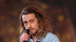 Julien Dore Bouleverse Sur Le Plateau De 20h30 Le Dimanche Par Une Surprise De Laurent Delahousse Laurent Delahousse Julien Les 4 C