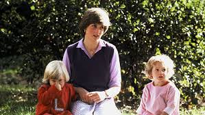 Платье в красный горошек с пальто, 1985 год. Princess Diana Theatrical Doc Set For 2022 Hollywood Reporter