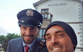 Al momento abbiamo 174 episodi nel nostro archivio, il primo dei quali è stato trasmesso il marzo 2020. Selfie Con Il Postino Della Trasmissione Ogliastra Vistanet