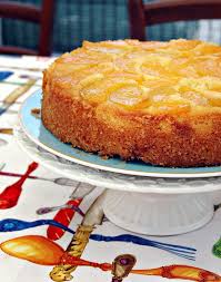 Una fresca e colorata torta estiva alla frutta con un delicato ripieno di mousse alla pesca, ottima per festeggiare un'occasione speciale! Torta Rovesciata Di Pesche Mamma Papera