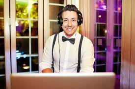 Inspiriert von seiner über 12 jährigen erfahrung bei diversen hochzeiten und events in der gesamten republik und darüber hinaus, vermag er es angesagte sounds mit zahlreichen stilvollen und tanzbaren elementen verschiedenster musikstile zu kombinieren. Event Und Hochzeit Dj Koln Dj Bonn Dj Dusseldorf