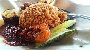 Nasi lemak di sini enak dinikmati bersama ayam goreng berempah. Nasi Lemak Goreng Chef Fauzey Foodcv