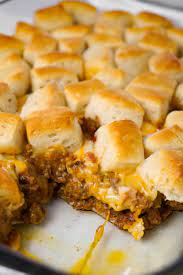 Bacon Cheeseburger Biscuit Casserole Is An Easy Ground Beef Dinner Recipe Loaded With Diced On Biscuits Casserole Beef Casserole Recipes Biscuit Recipes Dinner