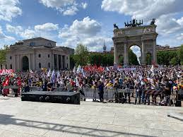 Lo ha scritto il senatore pillon su twitter accompagnando le parole con alcune foto che mostrano una piazza piena. A Milano Migliaia Di Cittadini Scendono In Piazza A Sostegno Del Ddl Zan Contro L Omotransfobia