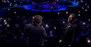 Zijn vader overleed toen hij pas 10 jaar oud was. Kippenvel Eerste Beelden Van Duet Tussen Andre Hazes Jr En Zijn Vader