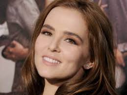 Recreate Zoey Deutch S Sweet And Simple Makeup From The Beautiful Creatures Premiere Teen Vogue Check out full gallery with 1190 pictures of zoey deutch. recreate zoey deutch s sweet and simple