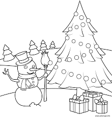 Coloriage Bonhomme De Neige Avec Un Sapin Et Des Cadeaux De Noel Dessin Noel  à imprimer