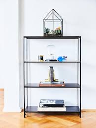 Die regale im dekor buche toskana verleihen dem wohnzimmer eine gemütliche atmosphäre und das regal mit stufiger schräge passt perfekt unter die treppe im wohnzimmer und hält viel platz für. Unsere Tipps Das Wohnzimmer Regal Westwing