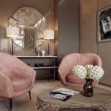 sala de estar elegantemente delicada com poltronas rosa e detalhes dos moveis em dourado exclusividad living room paint apartment decor trendy living rooms