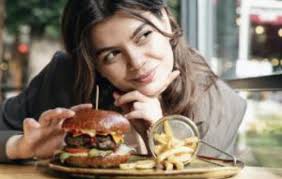 5 Cara Mengatasi Kantuk Usai Makan Siang