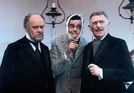 Dem film ist ein angepasstes zitat aus dem roman vorangestellt: Die Feuerzangenbowle 1970