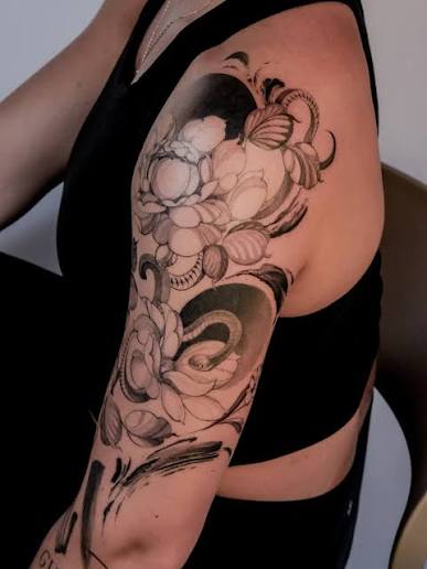 🌸🌿 MIXED MEDIA QUARTER SLEEVE 🖌️🎨 My signature style — a cohesive blend of illustrative elements, florals, bold black work, and painterly abstract flow — more like this please! 🙏 When Krystal