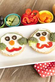 Holiday Snack Idea The Snowman Bagel Super Healthy Kids Recipe Healthy Christmas Snacks Winter Snack Kids Snacks