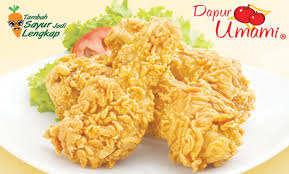 Langkah pertama,siapkan beberapa potongan daging ayam, kemudian lumuri dengan air perasan jeruk nipis. Dapur Umami