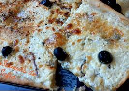Pizza Blanche Au 3 Fromages En 2020 Fromage Roquefort Fromage Pizza Blanche
