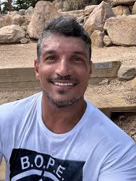 9am start tomorrow. Look for the Colombia hat. Party