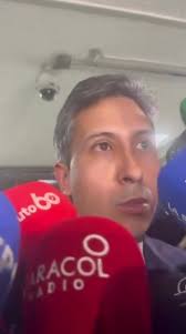#JuicioAUribe 🎙️ Juan Felipe Amaya, abogado de Álvaro Uribe, aseguró que  respeta la justicia, pero calificó de “equivocada” la condena por soborno y  fraude procesal contra el expresidente. Anunció que ...