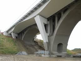 En effet, un pont sera appelé viaduc à partir du moment où ce dernier est d'une longueur, d'une hauteur ou les deux réunis plus grande que l'obstacle qu'il franchit. Restauration Du Viaduc De La Pede Superstructure Dilbeek Willemen Groep