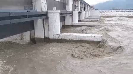 बिहार में फिर मंडराया बाढ़ का खतरा', गंडक नदी में छोड़ा गया 3 लाख 35 हजार क्यूसेक पानी - Flood in Bihar