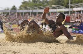 Olympiasieger 1960, olympiazweiter 1964, olympiadritter 1968, weltrekordhalter von 1960 bis 1962 und 1964 bis 1968; Weitsprung Trainer Seagrave Im Gesprach Neun Meter Stechen 9 9 Sekunden Springen Faz