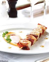 Brochette De Saint Jacques Au Chorizo Belota 5 Defis Gourmands Pour Cyril Lignac Elle A Table Recettes De Cuisine Brochette Saint Jacques Recette