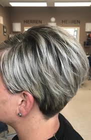 Pony frisuren 30 beispiele fur ein modisches haarstyling frisuren kurzhaarfrisuren und bob frisur. Kurzer Gestufter Bob Mit Vielen Highlights Friseur Kosmetik Eg Charmant