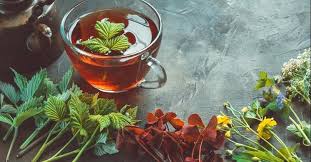 الشاي دليل على البركة والحظ السعيد القادم لها هي وأسرتها. ØªÙ‚Ø¯ÙŠÙ… Ø§Ù„Ø´Ø§ÙŠ ÙÙŠ Ø§Ù„Ù…Ù†Ø§Ù… Ù„Ù„Ø¹Ø²Ø¨Ø§Ø¡ Ù†ÙˆØ§Ø¹Ù…