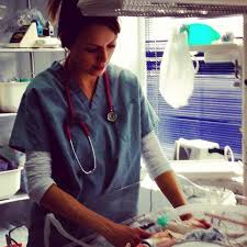 Cassandra A Pediatric Intensive Care Nurse From Canada Watches Over A Young Patient Who Just Underwent Heart Surgery She Is Pa Emploi De Reve Medecine Etude