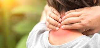 La organización mundial de la salud describe el dolor cervical como aquel conjunto de signos y síntomas que alteran el normal comportamiento de las estructuras localizadas en la región del cuello,. Sabes Si Necesitas Una Almohada Cervical Colchon Expres