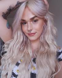 Sometimes you just need a little messy hair and a lot of freckles 🙃 This  spring weather is making me feel aliiive, I spent three hours reading in  the sun, then went