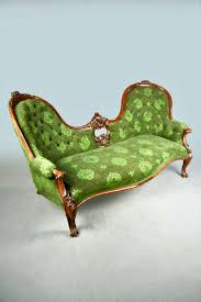 Cheslong, chaiselongue, chaislón… no importa ni cómo lo llames ni cómo se escriba, porque un sofá con chaise longue es una apuesta segura en comodidad y diseño para tu hogar. Double End Chaise Longue Green Velvet With Medallions Fleur De Lys The Classic Prop Hire Company