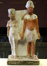 Le pharaon prête aussi un grand bout de ses territoires aux prêtres pour qu'ils construisent des temples. Akhenaton Le Pharaon Heretique