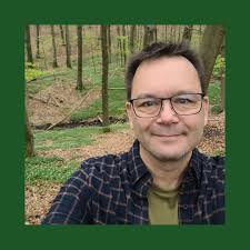 👋 Möt Jonas Roth, som får årets naturvårdspris för sin insats mot den  invasiva främmande lövplattmasken. 🪱 Jonas slog tidigt larm till  Länsstyrelsen i november 2024 när han upptäckte den första lövplattmasken