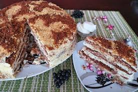 Die Torte Smetannik Oder Auch Mischka Ist Eine Bekannte Russische Schmandtorte Sie Besteht Aus Einem Sehr Zarten Teig Und Einer Genauso Zarten Creme Torte